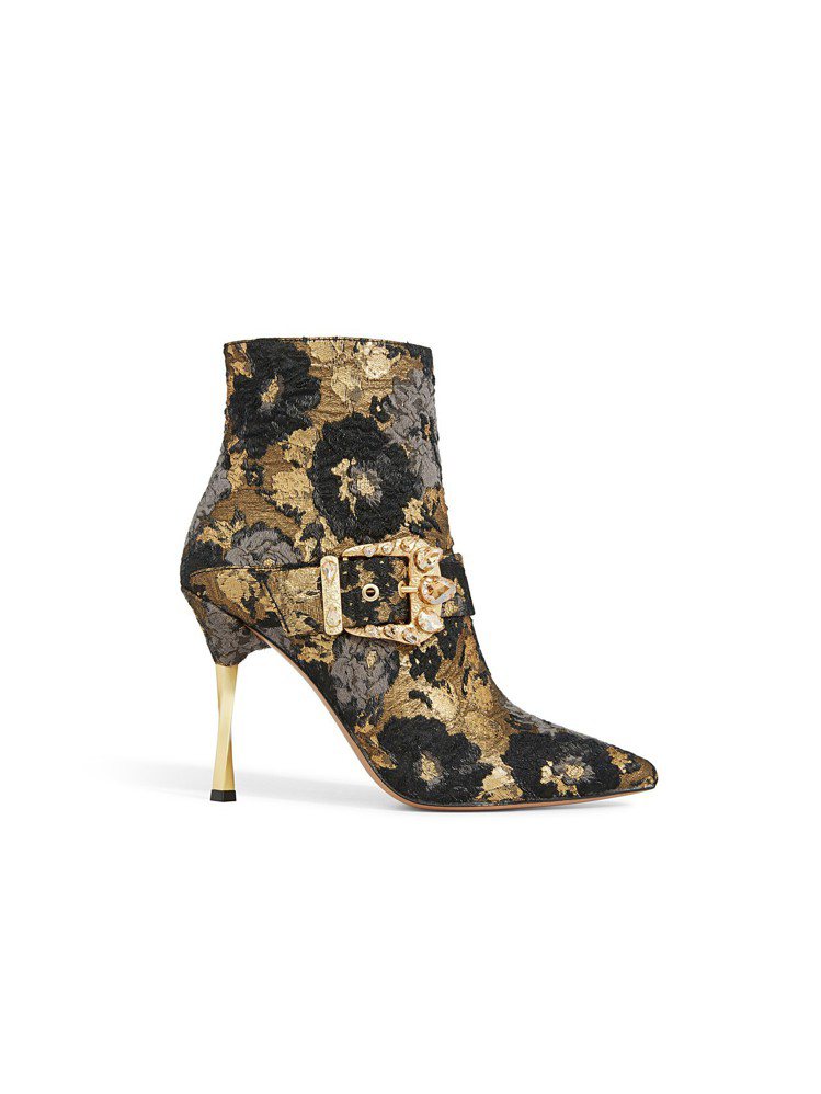 水晶與緹花布料製成的靴子展現奢華典雅的女人味。圖／Alice+Olivia提供