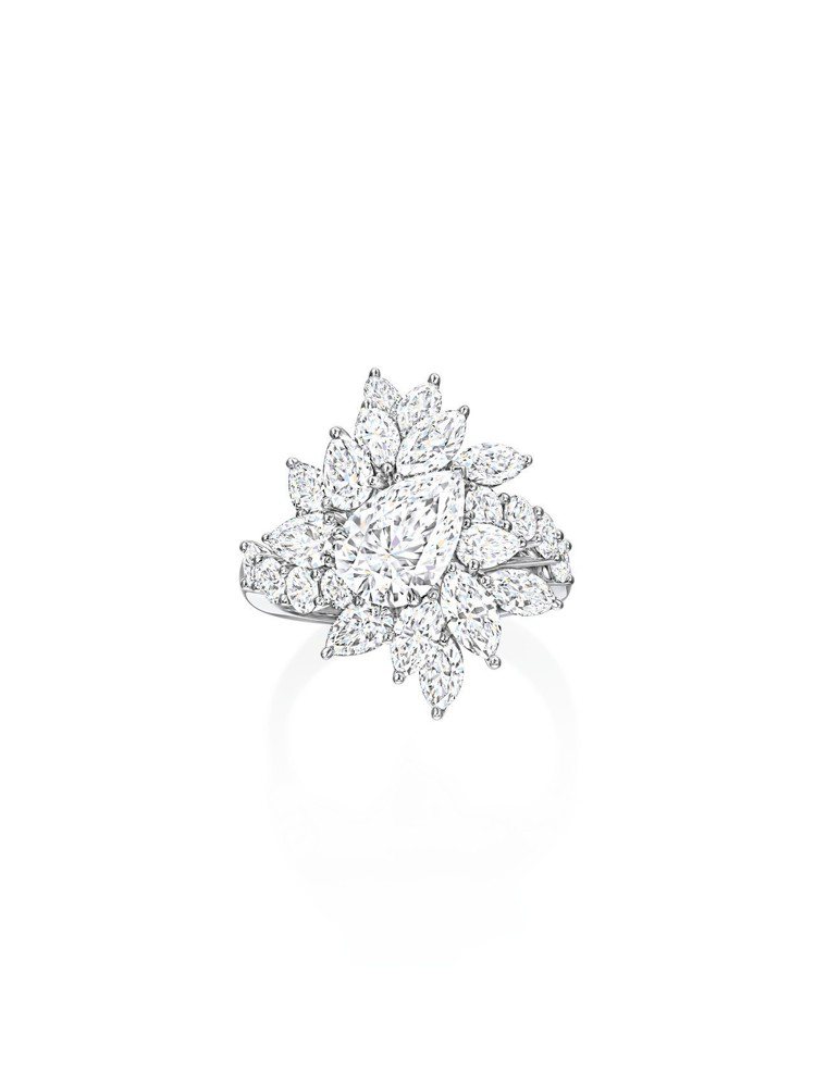 海瑞溫斯頓New York Collection 718 Chandelier鑽石戒指，1顆1.79克拉水滴形切工鑽石作為主石。圖／海瑞溫斯頓提供