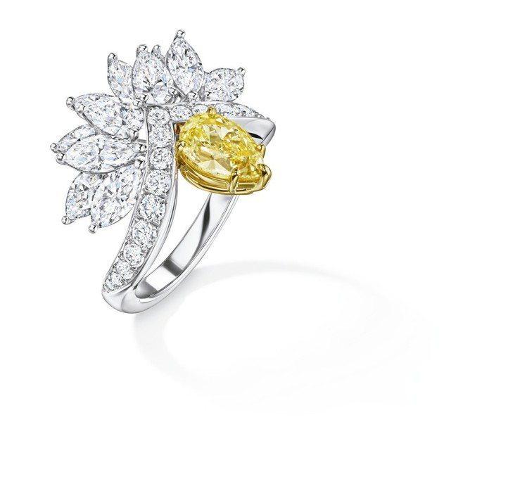 海瑞溫斯頓New York Collection Eagle 黃鑽鑽石戒指，1顆1.3克拉水滴形切工黃鑽作為主石。圖／海瑞溫斯頓提供