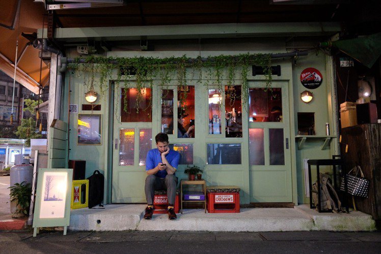 位於延吉街、信義路口的微型咖啡店「一席/Alone Together」。圖／記者黃仕揚攝影