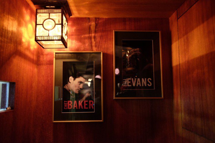 店內唯一的客席上頭，掛著爵士音樂家Chet Baker與Bill Evans的照片。圖／記者黃仕揚攝影