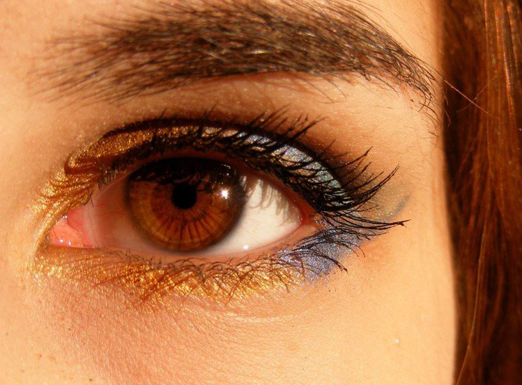 盡可能避開使用卸妝油來卸眼妝，因為接睫毛的膠水碰到油脂可能會失去黏性。圖／摘自 pexels