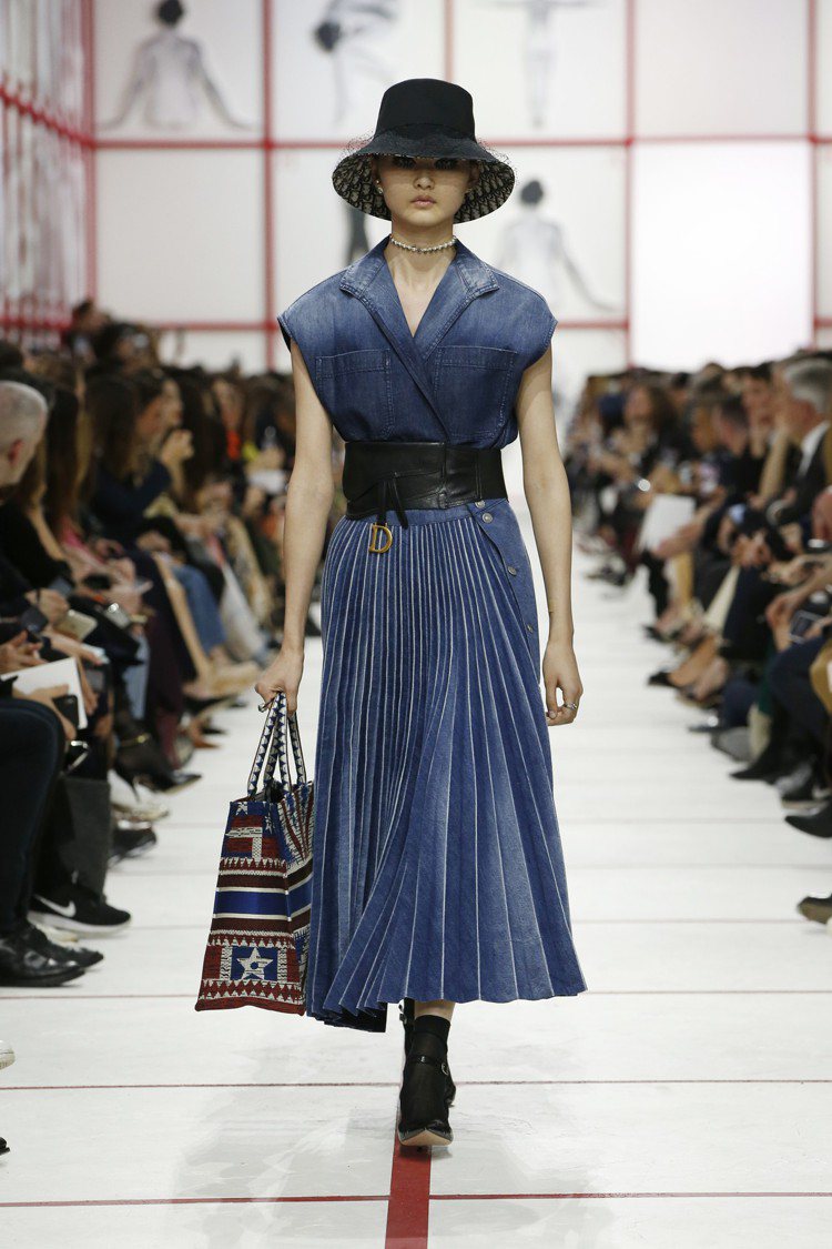 本季裙長過膝呈現50年代的優雅，但百摺手法處理的丹寧材質賦予整體設計年輕高級感。圖／Dior提供