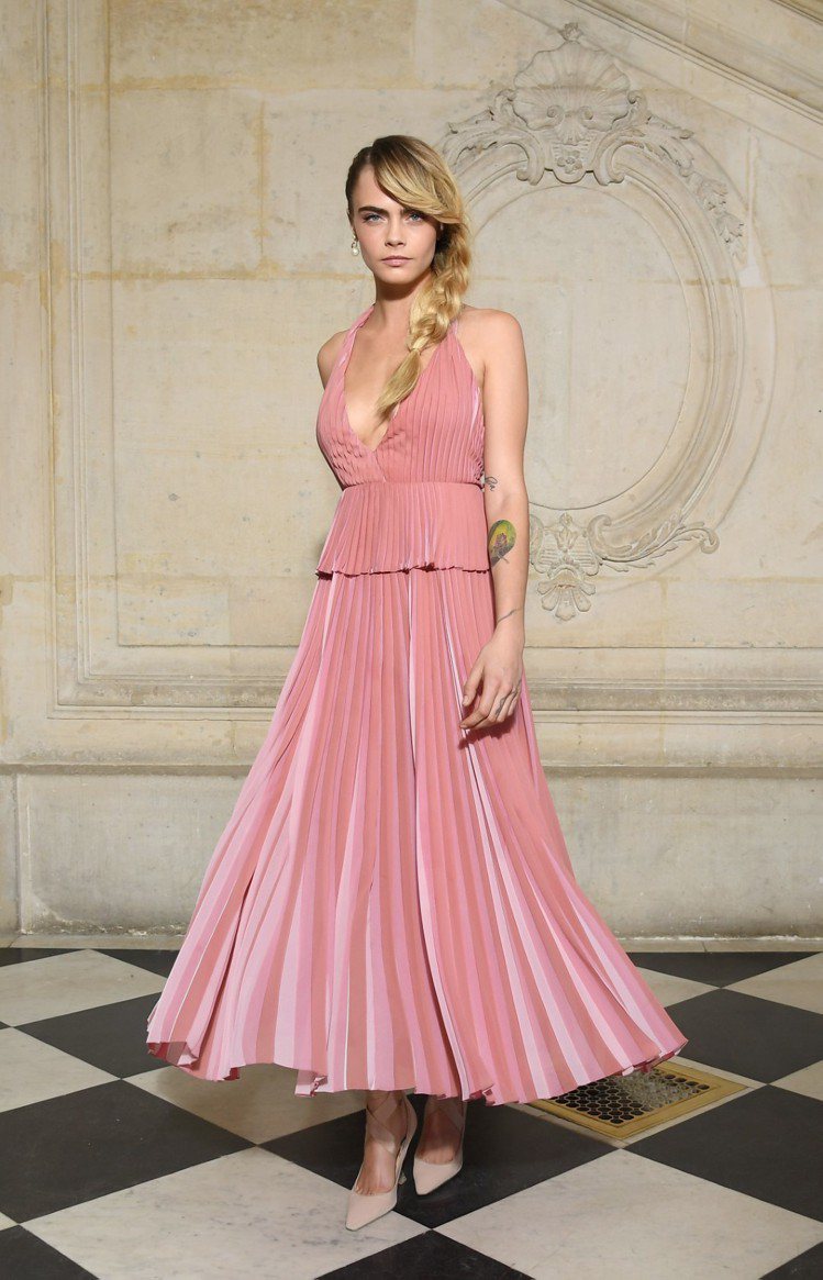 超模卡拉迪樂芬妮搶先穿上秋冬系列的粉色洋裝來看秀。圖／Dior提供