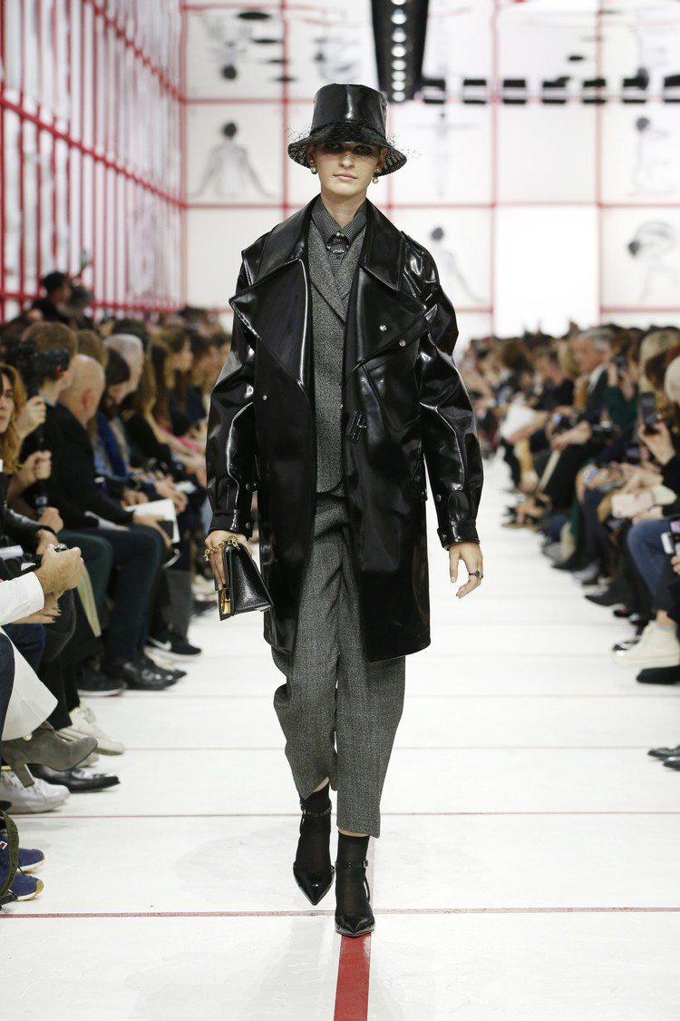 長版的黑色亮面皮革外套也是向50、60年代地下文化汲取靈感的設計。圖／Dior提供
