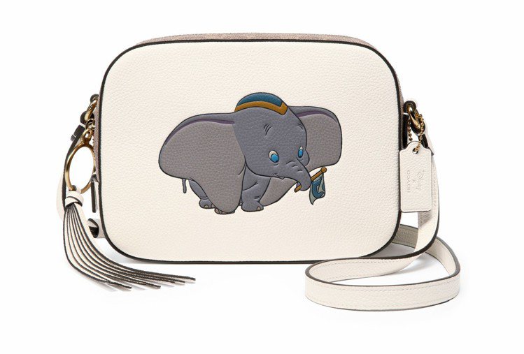 Disney x COACH Dumbo相機包，售價13,800元。圖／COACH提供