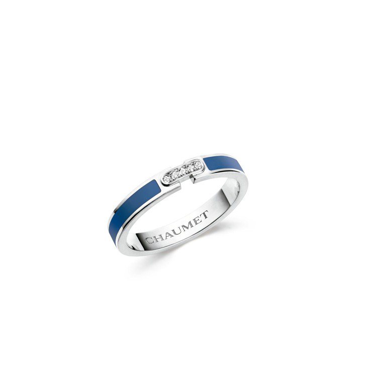 Liens Évidence系列18K白金藍色陶漆戒指，約65,400元。圖／CHAUMET提供
