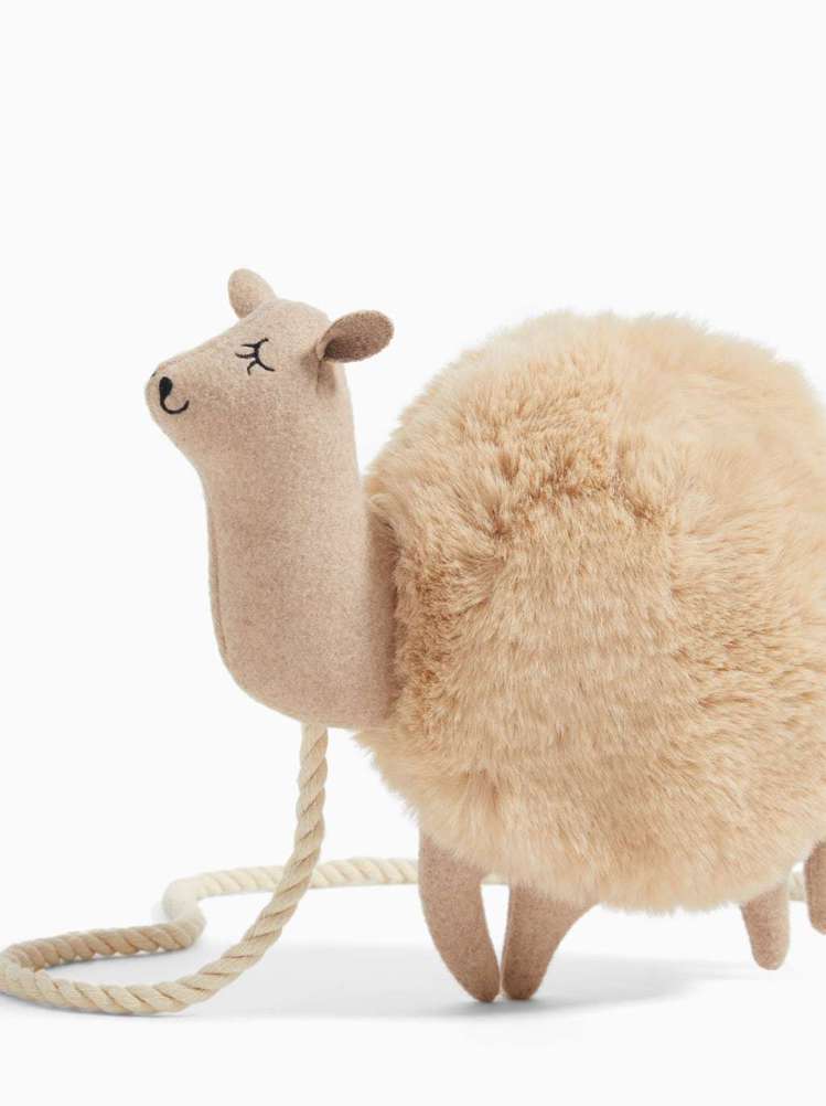 羊駝包最近在社群上掀起風潮。圖／擷自ZARA官網