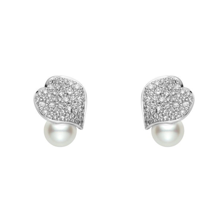 MIKIMOTO Les Pétales Place Vendôme日本Akoya珍珠鑽石玫瑰花瓣耳環，售價23萬1,000元。圖／MIKIMOTO提供
