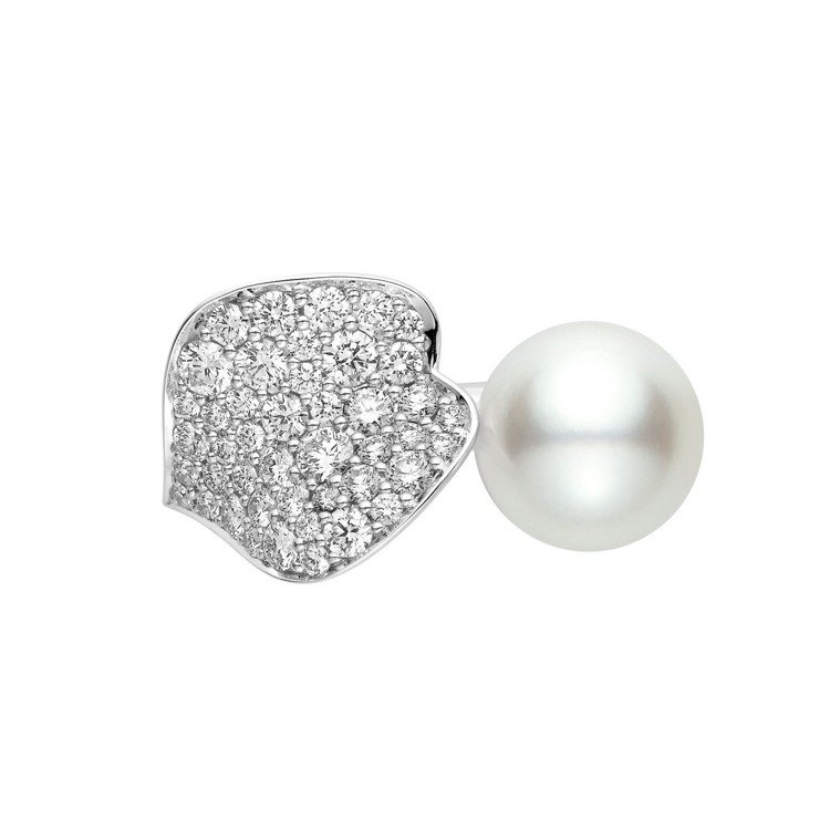 MIKIMOTO Les Pétales Place Vendôme日本Akoya珍珠鑽石玫瑰花瓣戒指，售價13萬5,000元。圖／MIKIMOTO提供