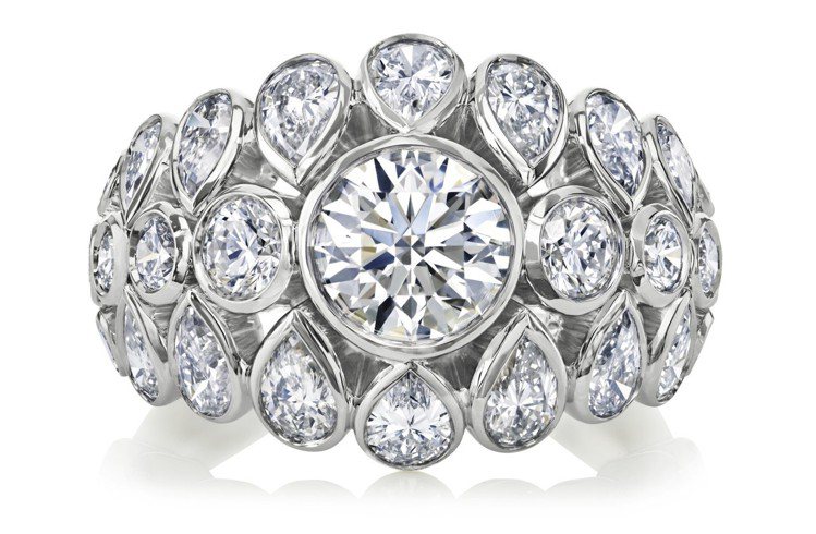 Diamond Legends by De Beers系列Celestia高級珠寶鑽石戒指，18K白金鑲嵌，共27顆鑽石總重3.98克拉，約204萬元。
圖／De Beers提供