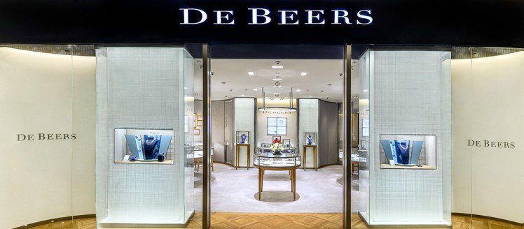 De Beers全新的台北101精品店與全球的據點形象一致，以品牌著名的千禧藍為主牆色調，整體用色溫暖。圖／De Beers提供