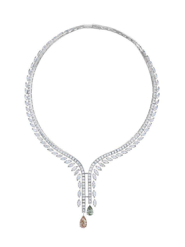 Diamond Legends by De Beers系列Cupid高級珠寶鑽石項鍊，公主方形和欖尖形車工鑽石，梨形車工橘棕色VS1級彩鑽和淡彩灰綠色SI1級鑽石吊墜，約2,310萬元。圖／De Beers提供