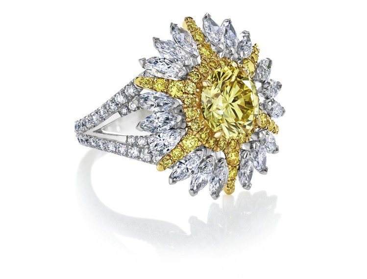 Diamond Legends by De Beers系列Ra高級珠寶鑽石戒指，主石為2.24克拉IF級圓形明亮式車工濃彩黃鑽，約453萬元。圖／De Beers提供