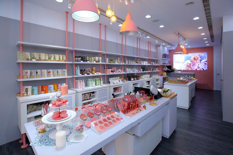 全新美妝選物店「Blossom繁花」引進泰國4U2彩妝、泰國傳統哲學香氛品牌MAYA、韓國天然保養品牌SKINFOOD。圖／Blossom繁花提供