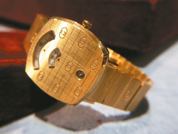 古馳GRIP系列，金黃色PVD表殼及表帶鐫刻GG圖案，56,000元。 圖／古馳提供