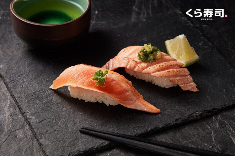 「燒炙鮭魚背肉」與「香檸炙烤生鮭魚」，每貫各40元。圖／藏壽司提供