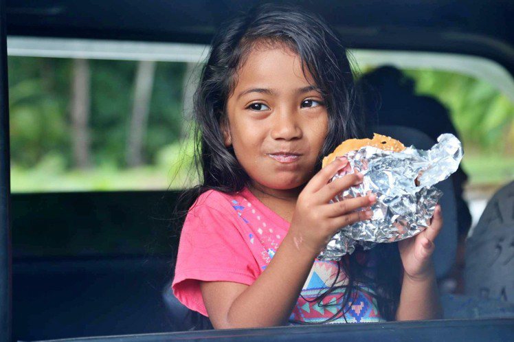 記者前往漢堡餐車，遇到當地一家人也來買漢堡，小朋友非常愛吃。
