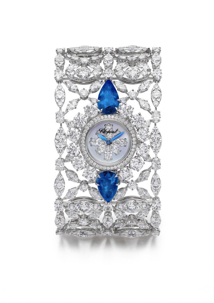 艾兒芬妮配戴的蕭邦紅地毯系列18K白金鑲嵌藍寶石與59.63克拉鑽石腕表。圖／蕭邦提供