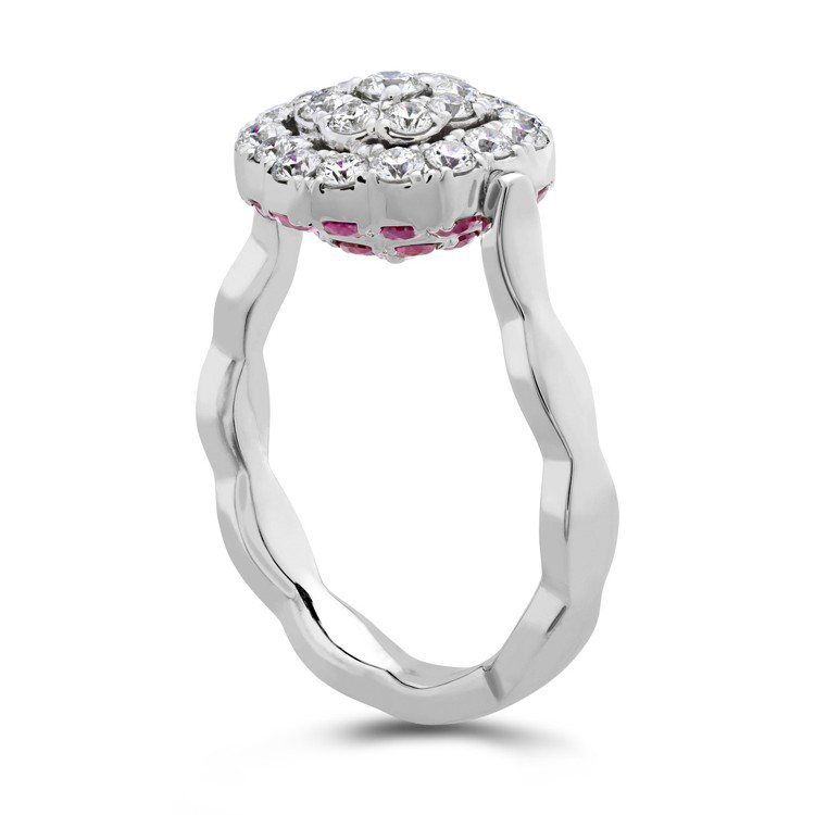 LORELEI慈善珠寶系列可翻轉式戒指，白K金鑲嵌鑽石總重約0.6克拉、紅寶石總重約0.73克拉，13萬9,000元。圖／HEARTS ON FIRE提供