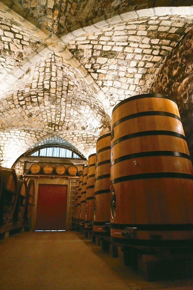 Château Simone酒莊的紅酒是在小型的開口木槽中釀造。圖／林裕森  ※ 提醒您：禁止酒駕 飲酒過量有礙健康  