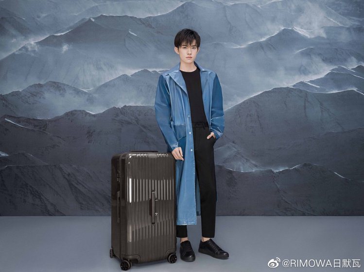 RIMOWA日前宣布由TFBOYS成員之一的易祥千璽來擔綱中國區代言人，同時率先演繹Essential季節性限量色彩系列行李箱。圖／摘自微博