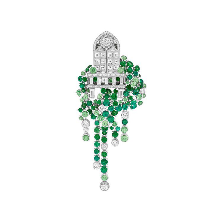 BALCONE胸針描繪兩人羅密歐與茱麗葉隔著陽台互訴衷情的經典畫面，白K金與玫瑰金鑲嵌祖母綠、 沙弗萊石、鑽石。。圖／梵克雅寶提供