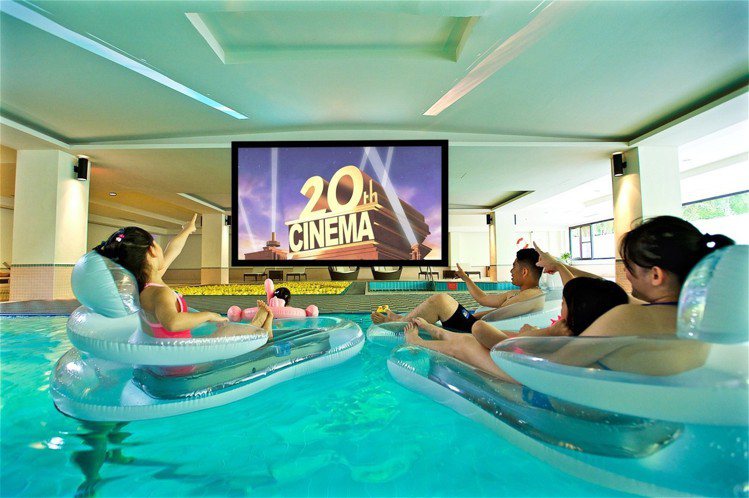 電影暑假限定「兒童水上電影院」，提供親子專屬的戲水時光。圖／太魯閣晶英酒店提供
