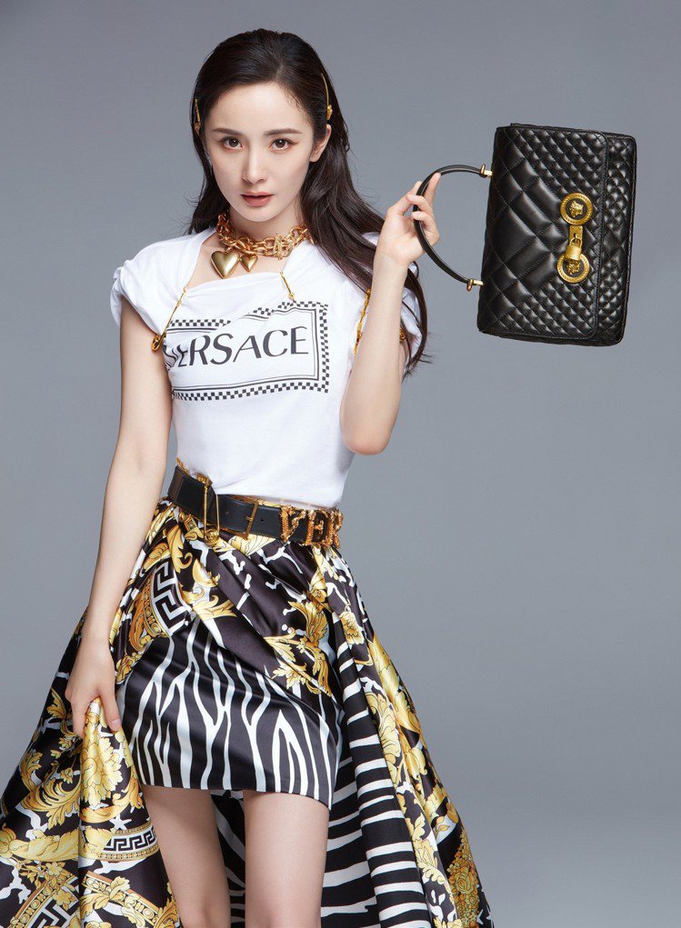 義大利時尚品牌Versace日前宣布楊冪成為品牌首位中國代言人。圖／Versace提供