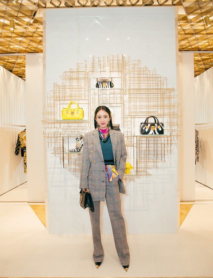 楊冪日前首度以代言人身分出席品牌北京國貿商城旗艦店開幕活動。圖／Versace提供