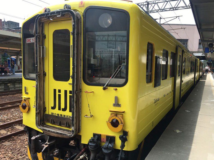 國立集集美術館彩繪列車外型採用集集特產山蕉的金黃色，在鐵道上行駛看起來相當亮眼。圖／交通部觀光局提供