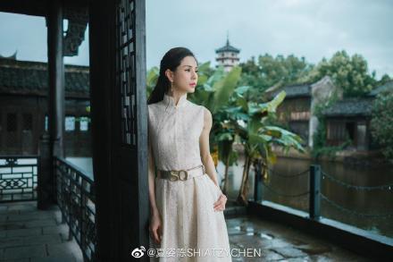 李若彤穿著白色系刺繡裙裝，有古意盎然的空靈。圖／取自微博