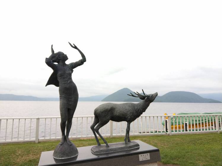 洞爺湖畔的雕刻，配上湖景，是很好的拍照景點。記者張錦弘／攝影