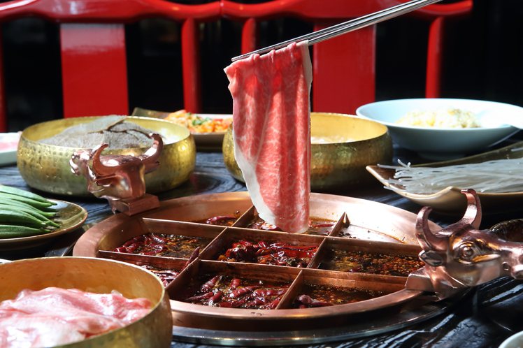 在麻辣45，可以用麻辣鍋型態，品嚐到現涮和牛的滋味。記者陳睿中／攝影