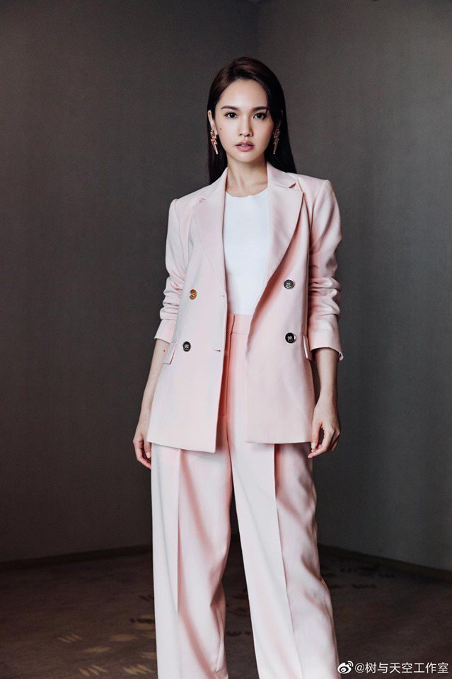 楊丞琳身穿sandro 2019春夏系列的粉色西裝套裝拍攝節目宣傳照，外套售價13,680元。圖／sandro提供
