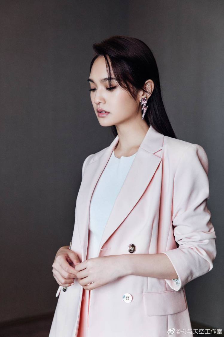 楊丞琳身穿sandro 2019春夏系列的粉色西裝套裝拍攝節目宣傳照，外套售價13,680元。圖／sandro提供