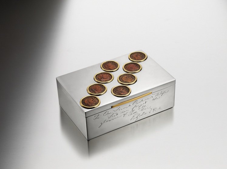 Heritage典藏系列Monete古幣菸盒，是伊莉莎白泰勒和理察波頓訂作送給埃及豔后導演Joseph L. Mankiewicz的結婚賀禮， 創作於西元1962年。圖／寶格麗提供