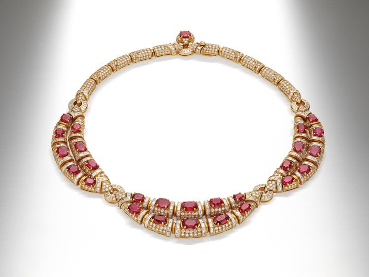 第34屆奧斯卡影后蘇菲亞羅蘭配戴Heritage典藏系列黃K金紅寶石項鍊。圖／寶格麗提供