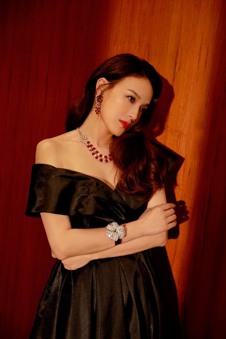 品牌代言人舒淇配戴Heritage典藏系列鑽石與紅寶石項鍊，亮相2019上海國際電影節紅毯。圖／寶格麗提供