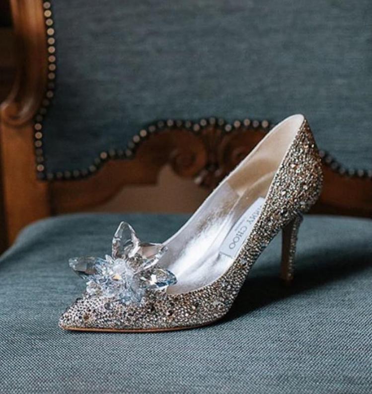林志玲選穿Jimmy Choo灰姑娘玻璃鞋出席婚禮晚宴，約15萬7,800元。圖／藍鐘提供