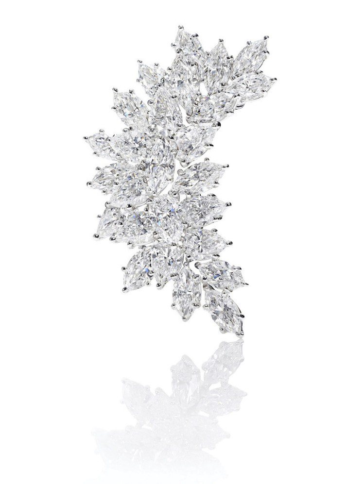 海瑞溫斯頓Winston Cluster系列Crescent鑽石胸針，鑽石總重9.43克拉，約330萬元。圖／Harry Winston提供