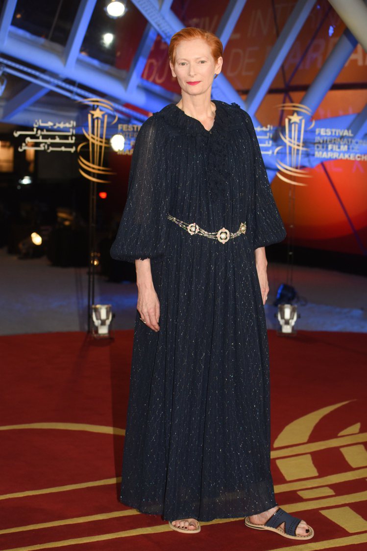 香奈兒品牌大使蒂妲史雲頓日前擔任第18屆摩洛哥馬拉喀什影展評審，身上穿著的正是2020春夏系列的海軍藍棉質連身洋裝。圖／達志影像