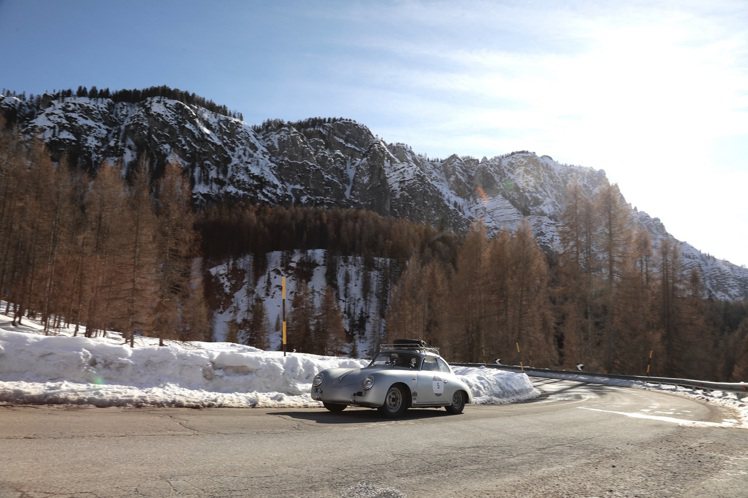 首屆的Coppa delle Alpi冬季古董車耐力拉力賽，共吸引了1,200名選手共同參與。圖╱Chopard提供。