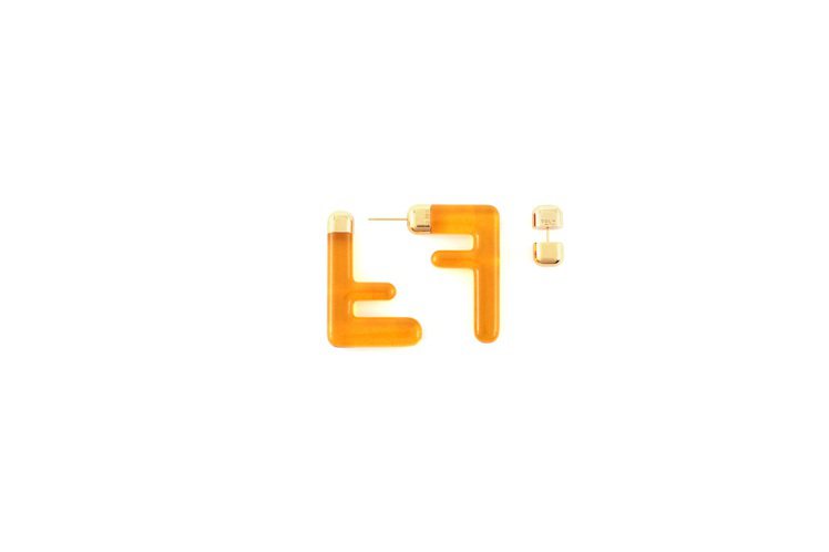 FF Logo設計耳環，19,800元。圖／FENDI提供