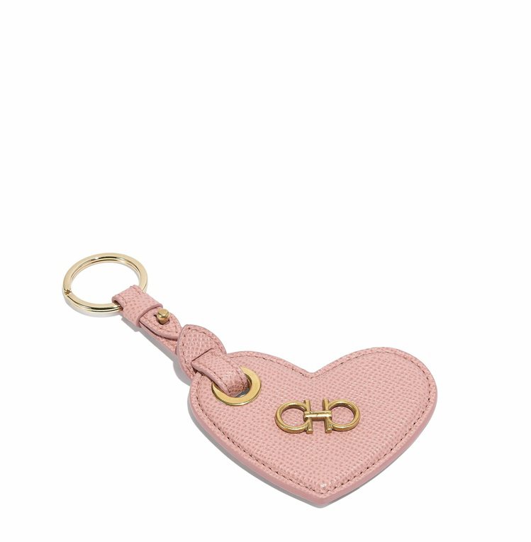 粉色牛皮愛心鑰匙圈，8,200元。圖／Salvatore Ferragamo提供