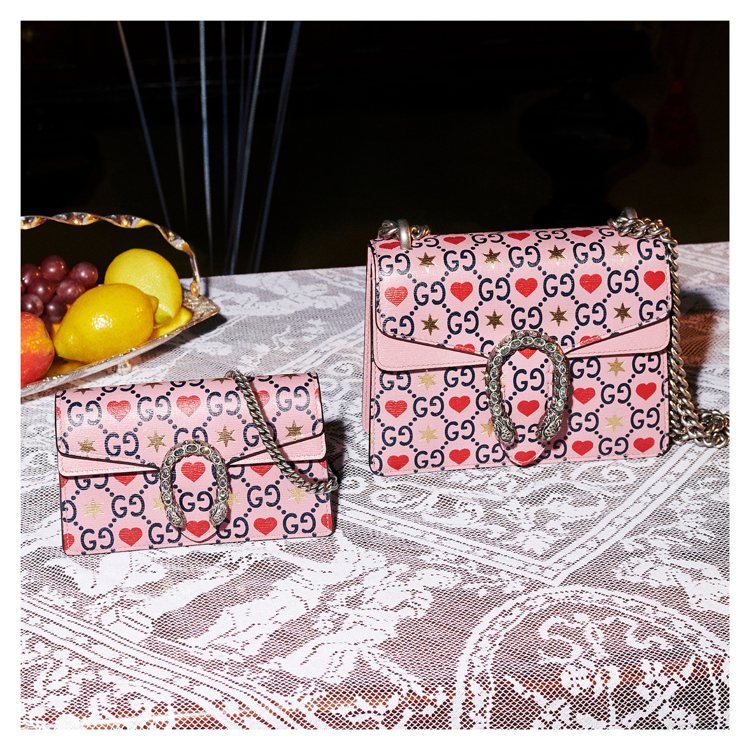 Gucci用「草莓巧克力粉」搭配愛心圖騰與金色六芒星結合雙G標誌的花樣，打造情人節限定系列。圖／Gucci提供
