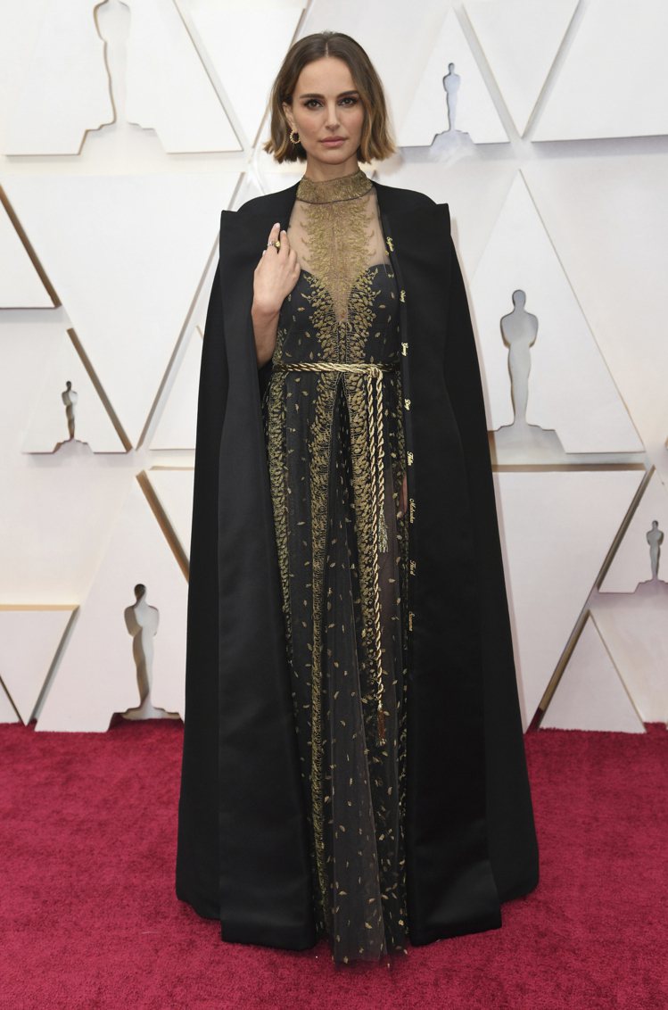 娜塔莉波曼穿Dior貴氣刺繡薄紗禮服外罩長袍，流露皇后般的氣勢。(美聯社)