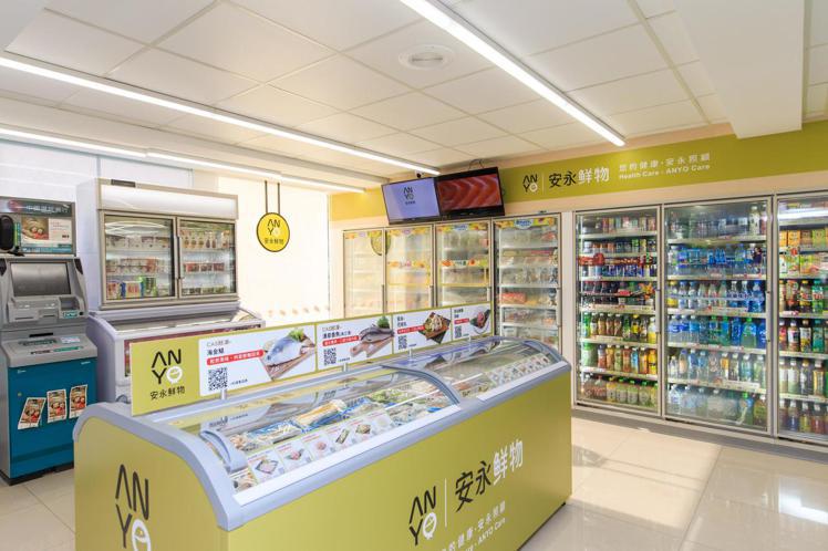 7－ELEVEN冷凍生鮮旗艦店為國內便利商店首創將海島型冷凍冰箱搬進門市。圖／7－ELEVEN提供