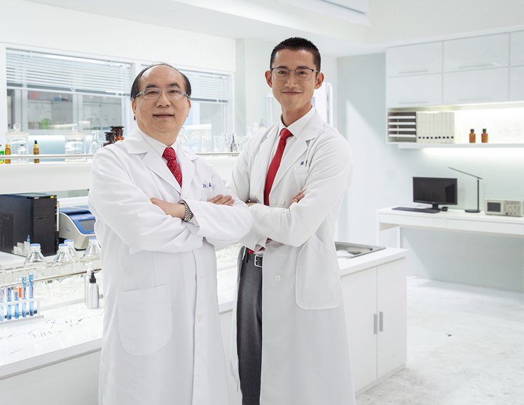 吳慷仁（右）與DR.WU創辦人吳英俊醫師相見歡。圖／DR.WU提供