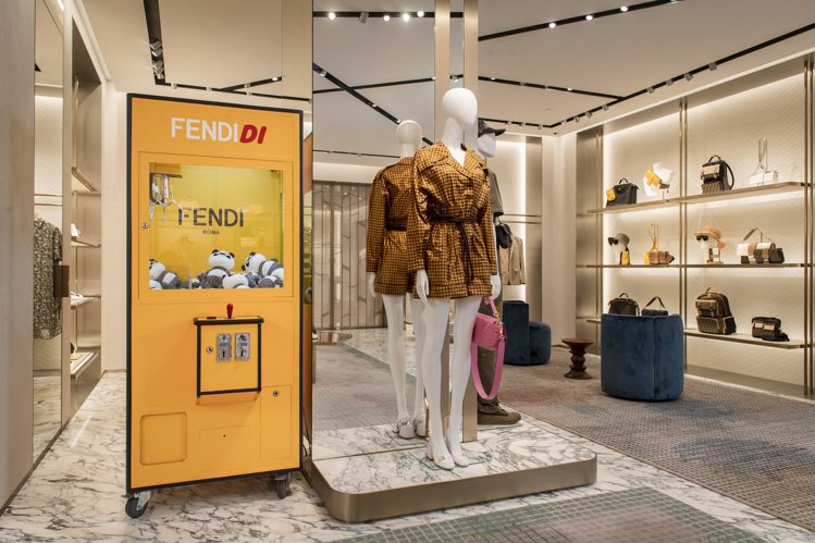 FENDIDI夾娃娃機快閃微風廣場經品店，自3月5日起至31日止。圖／FENDI提供